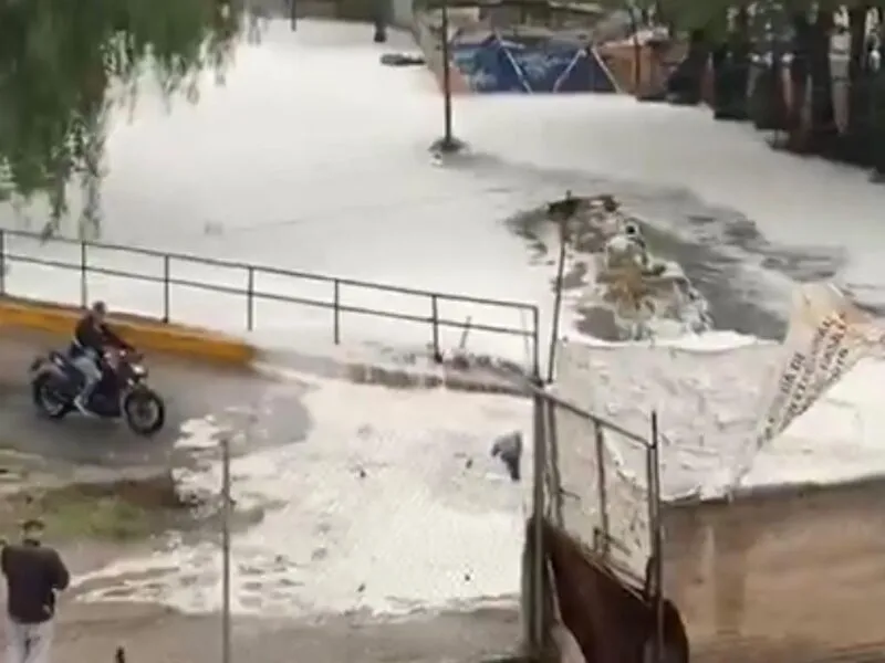 Analizan densa espuma que dejó el desbordamiento de Río Los Cuartos