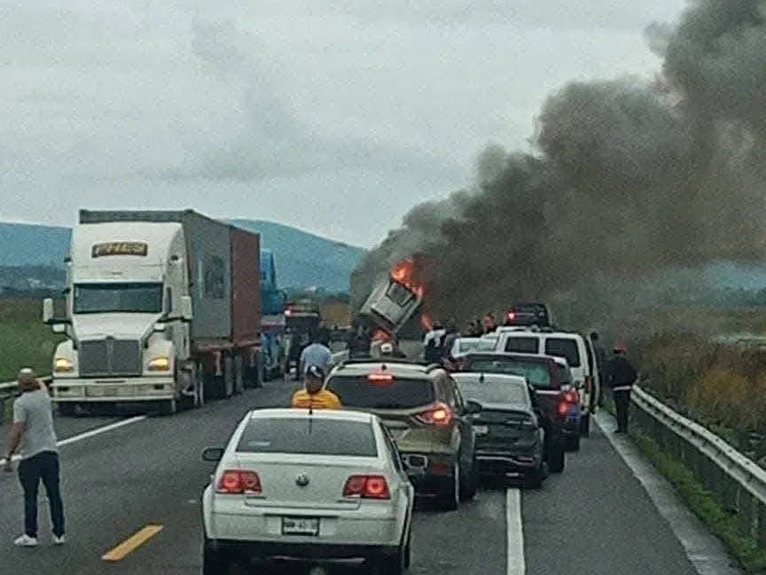 Arde remolque de un tractocamión en la Morelia-Salamanca 1