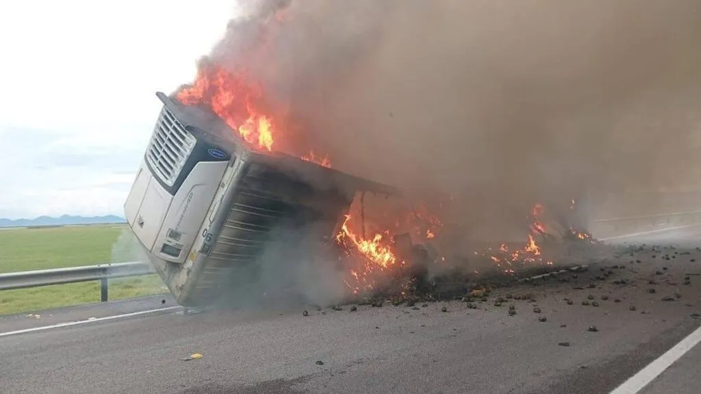 Arde remolque de un tractocamión en la Morelia-Salamanca
