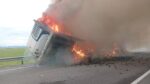 Arde remolque de un tractocamión en la Morelia-Salamanca