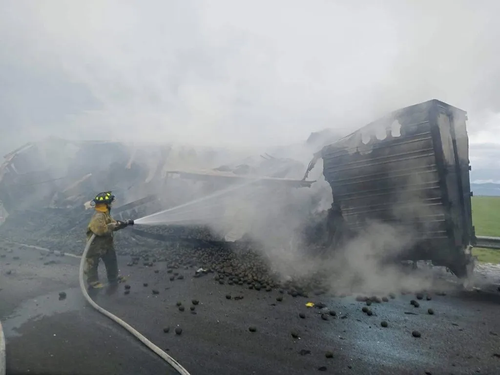 Arde remolque de un tractocamión en la Morelia-Salamanca 2