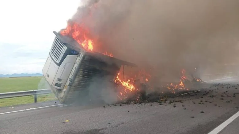 Arde remolque de un tractocamión en la Morelia-Salamanca