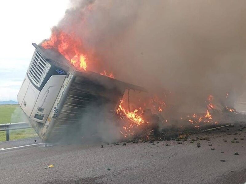 Arde remolque de un tractocamión en la Morelia-Salamanca