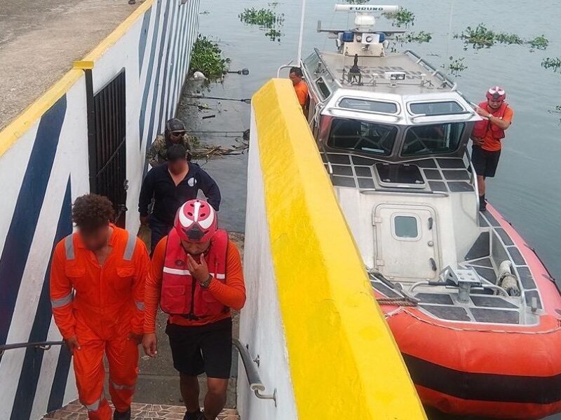 Armada de México rescata a dos náufragos extranjeros frente a las costas de Lázaro Cárdenas