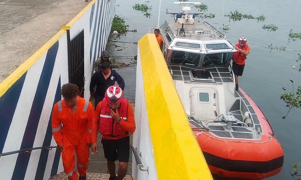 Armada de México rescata a dos náufragos extranjeros frente a las costas de Lázaro Cárdenas