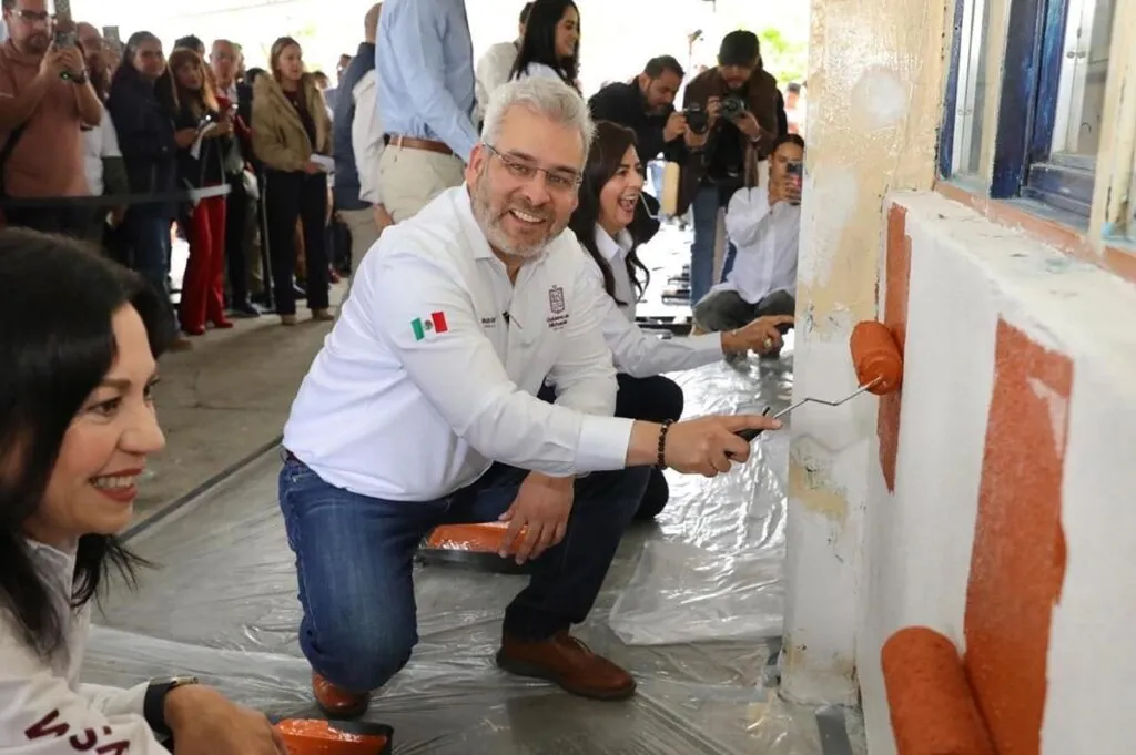 Arranca Bedolla programa para pintar y transformar escuelas en entornos de paz