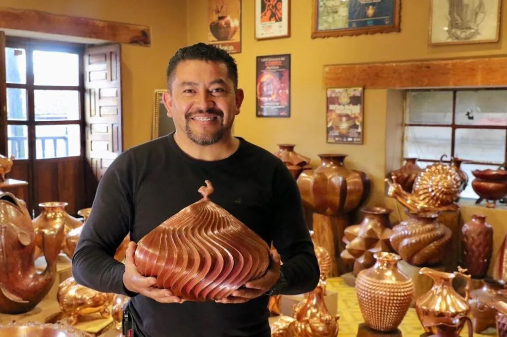 Artesano Michoacano de Santa Clara del Cobre