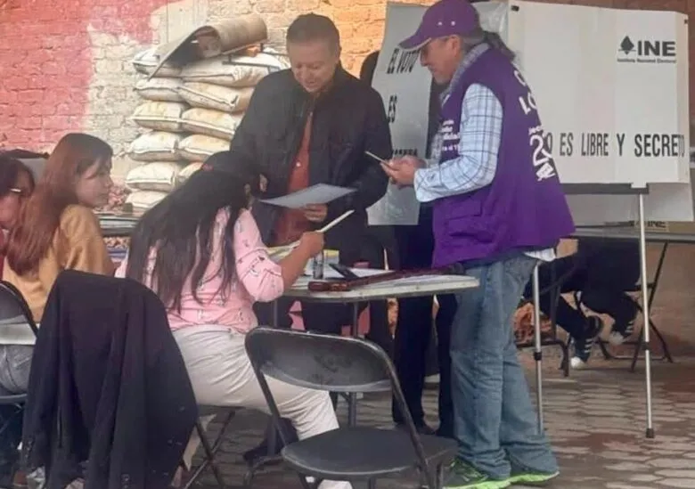 Arturo Zaldívar es confrontado tras votar en elección reforma judicial; "traidor"