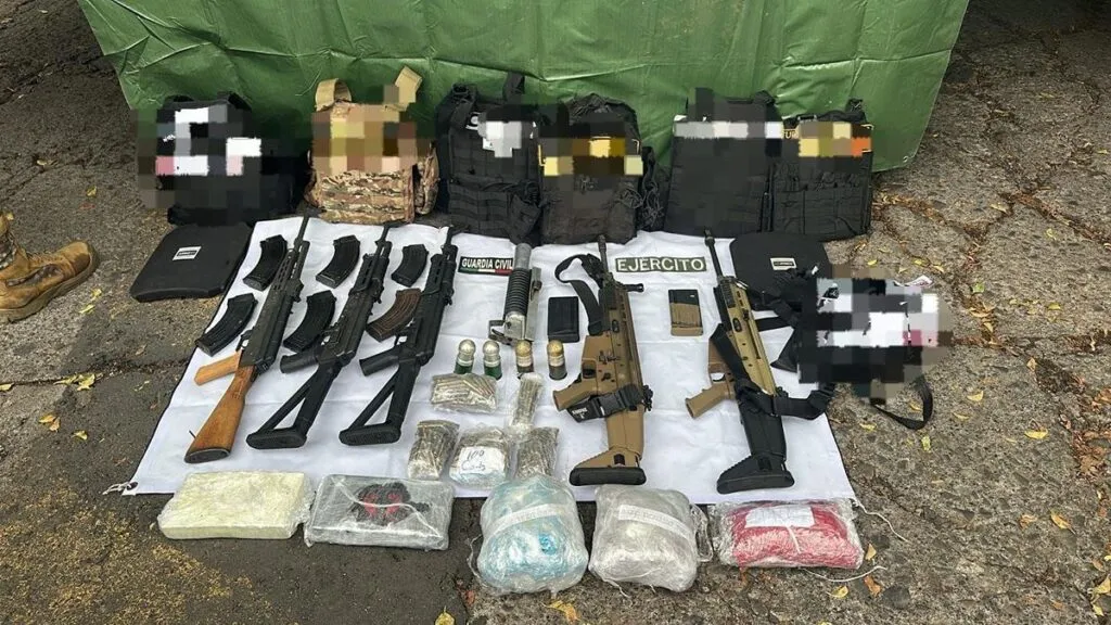 Asegurados en Zitácuaro 10 vehículos, 4 granadas, armas y drogas: SSP-1
