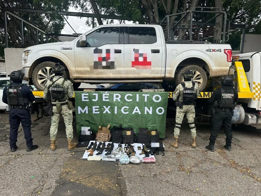 Asegurados en Zitácuaro 10 vehículos, 4 granadas, armas y drogas: SSP