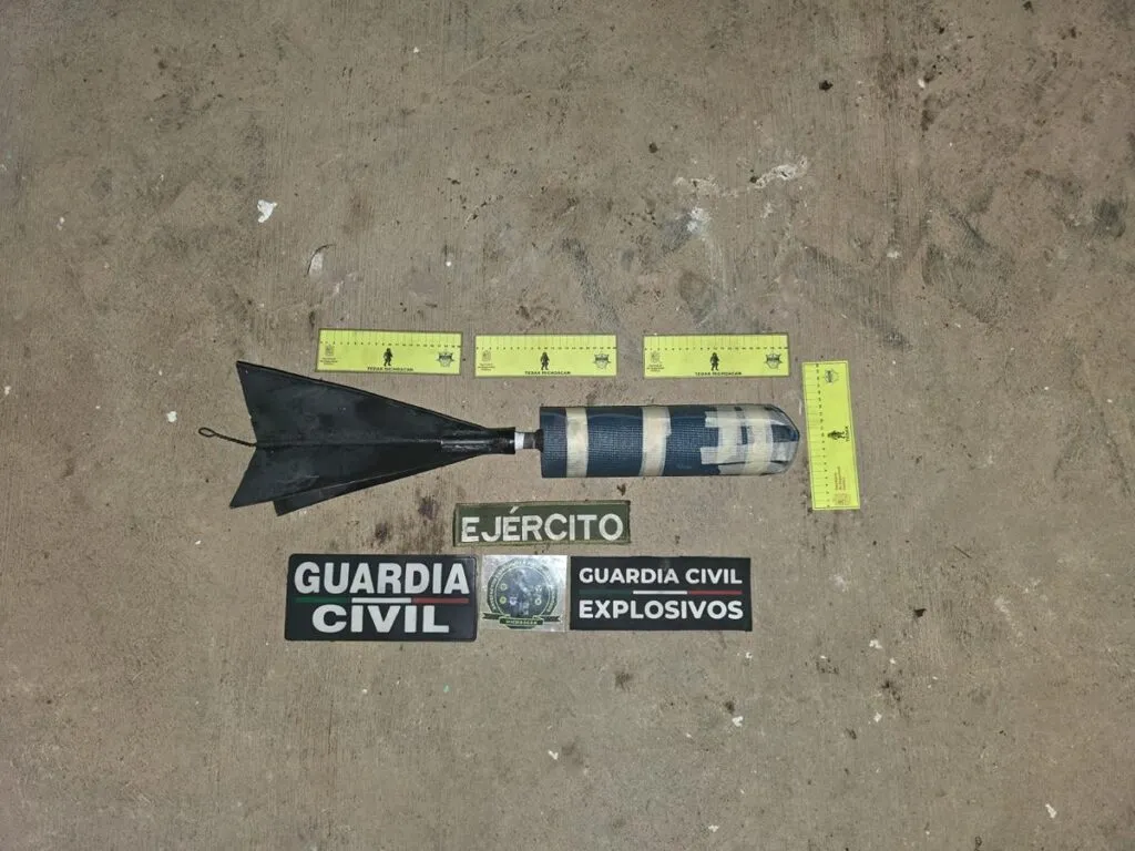 Aseguran explosivos artesanales, armas de fuego y 10 vehículos en Zitácuaro