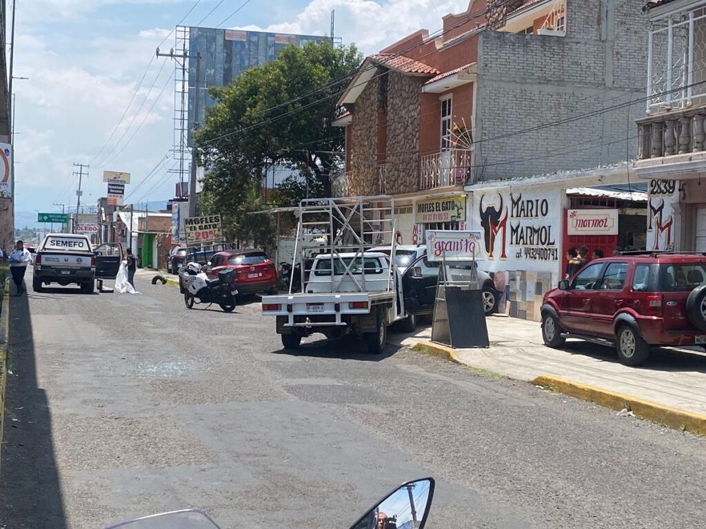Atacan a balazos a conductor de una camioneta en Morelia
