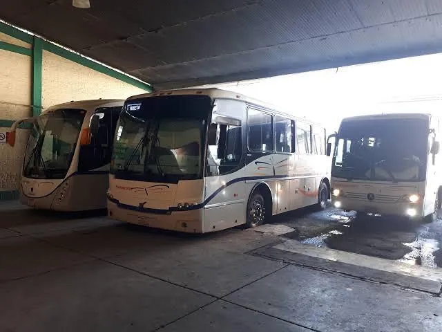 Atacan a balazos a un hombre en Apatzingán, se resguarda en central camionera y sale ileso