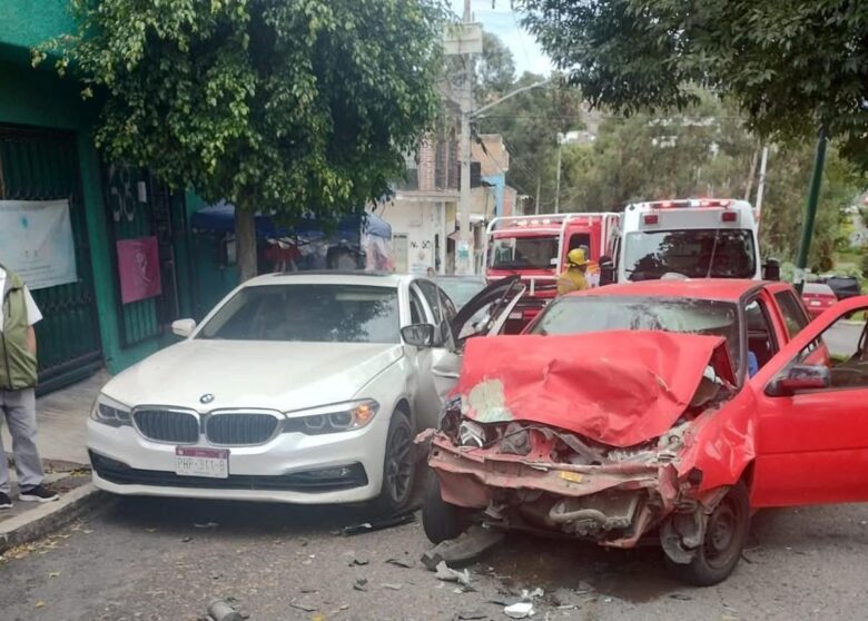 Automóvil accidentado, resultado de infarto al volante