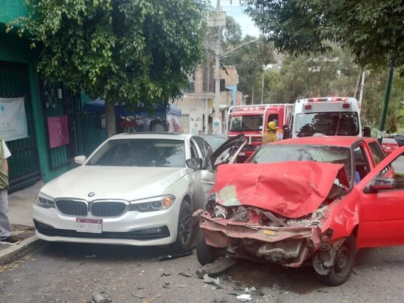 Automóvil accidentado, resultado de infarto al volante