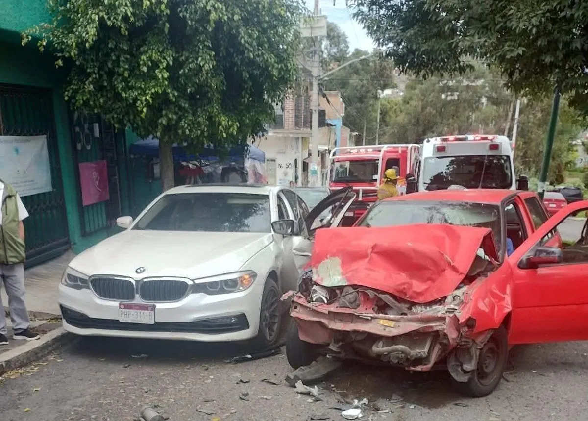 Automóvil accidentado, resultado de infarto al volante