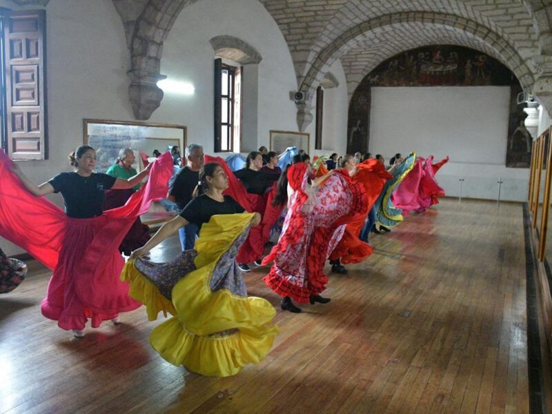 Bailarinas en taller de danza en Morelia