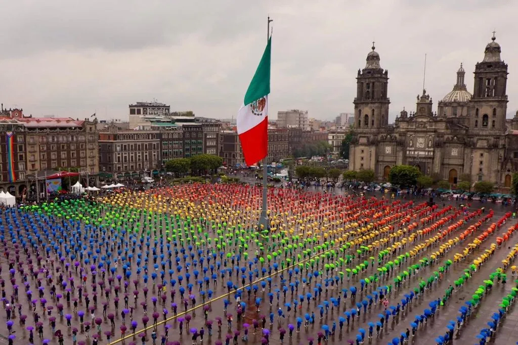 Bandera LGBTIQ+ más grande en CDMX