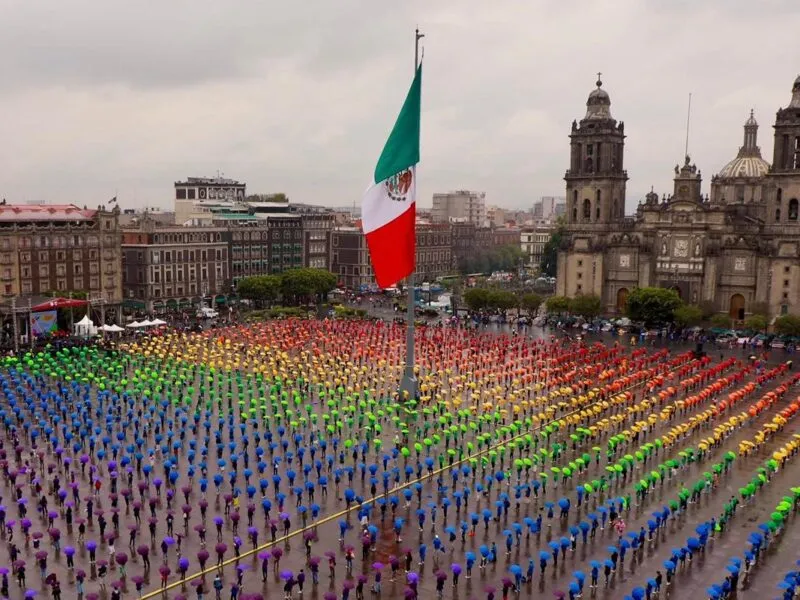 Bandera LGBTIQ+ más grande en CDMX