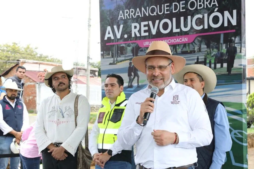 Bedolla continúa modernización de la avenida Revolución en Uruapan