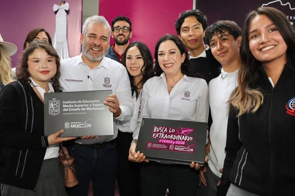 Bedolla entrega visas y computadoras en Queréndaro