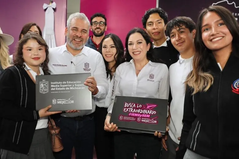 Bedolla entrega visas y computadoras en Queréndaro