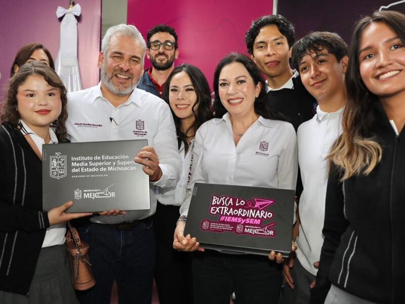 Bedolla entrega visas y computadoras en Queréndaro