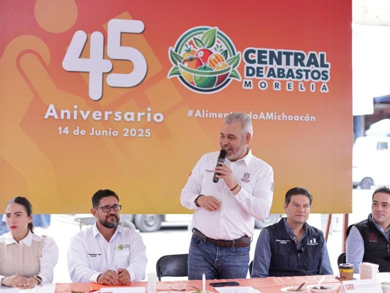 Bedolla reconoce a merado de abastos de Morelia