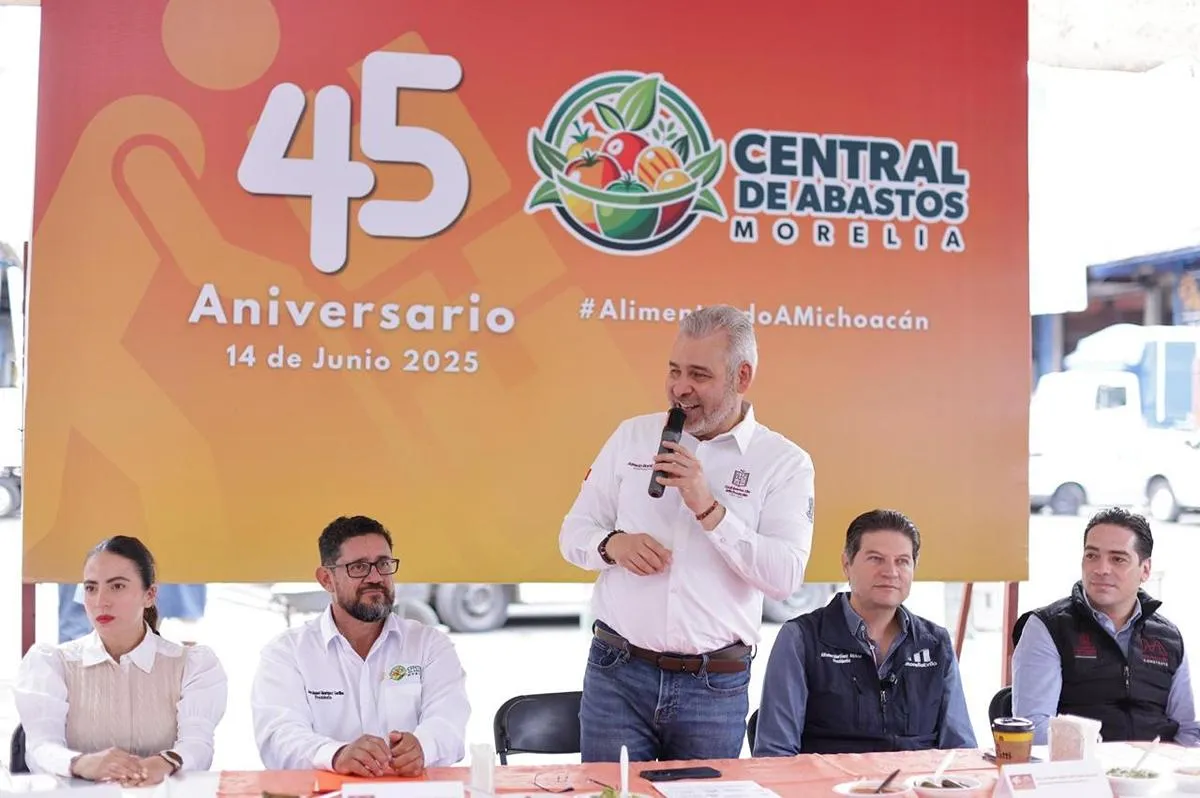 Bedolla reconoce a merado de abastos de Morelia