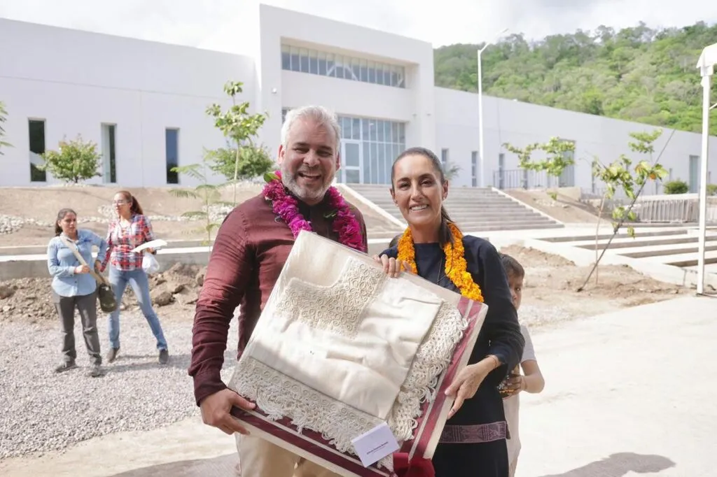 Bedolla y Sheinbaum anuncian hospital comunitario en Maruata