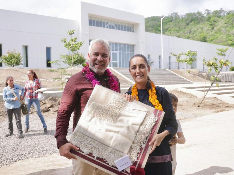 Bedolla y Sheinbaum anuncian hospital comunitario en Maruata