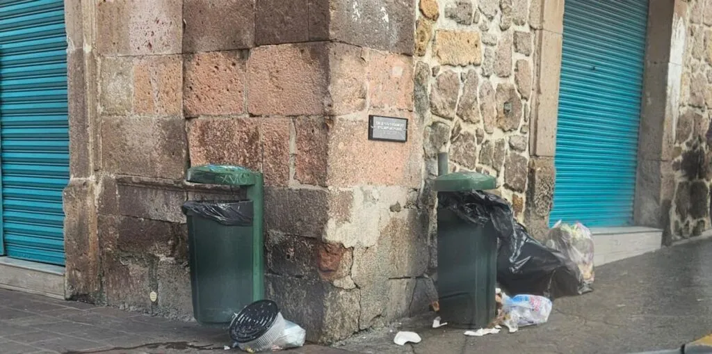 Botes del centro de Morelia, saturados por basura doméstica