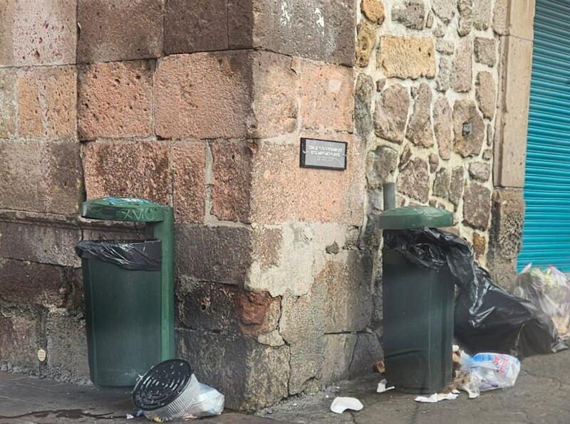 Botes del centro de Morelia, saturados por basura doméstica
