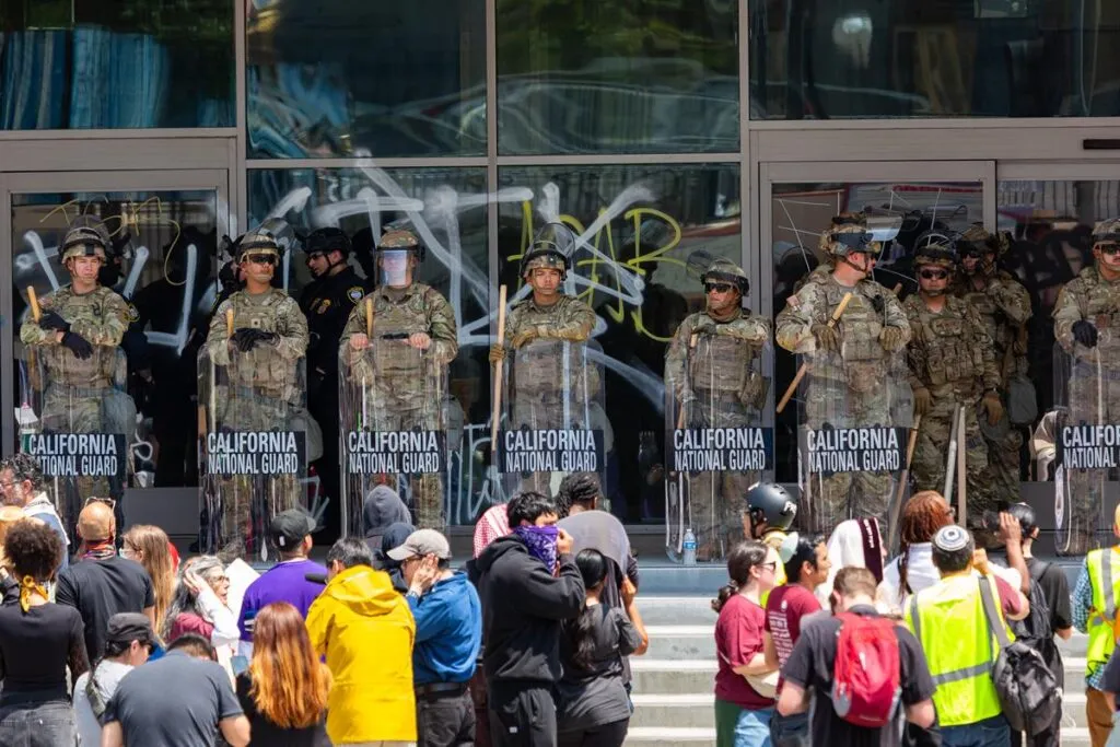 California solicita a la justicia bloquear el despliegue de militares en Los Ángeles-1