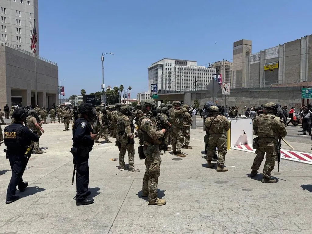 California solicita a la justicia bloquear el despliegue de militares en Los Ángeles