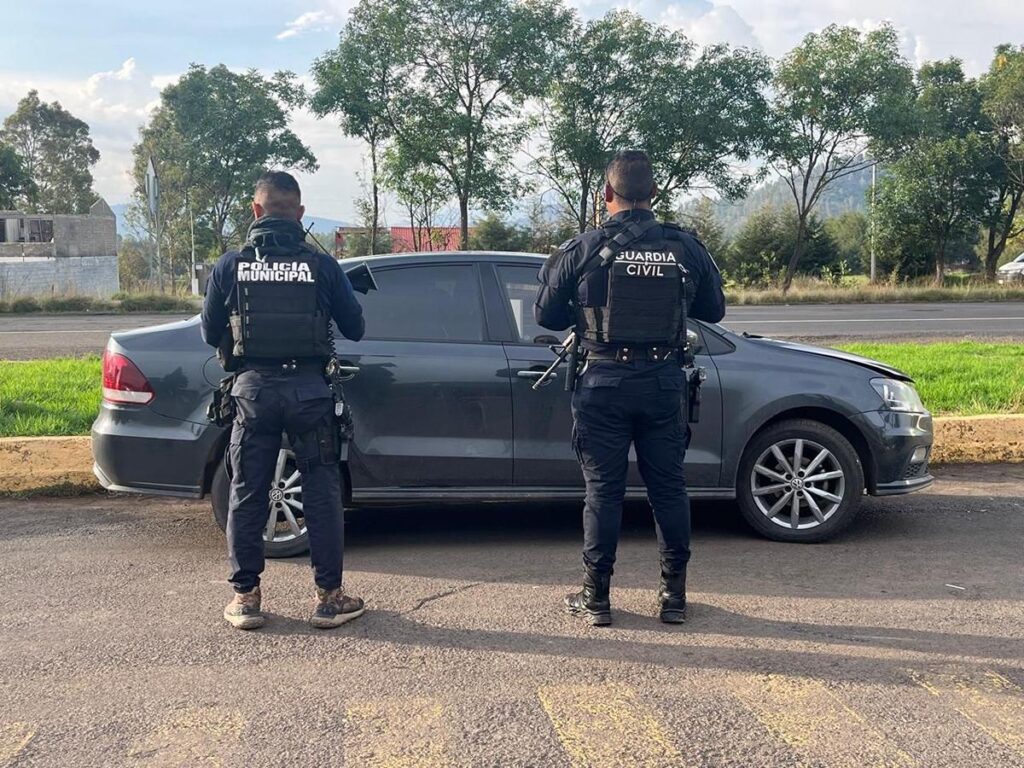 camión abandonado y un vehículo de custodio en la Pátzcuaro-Morelia-1