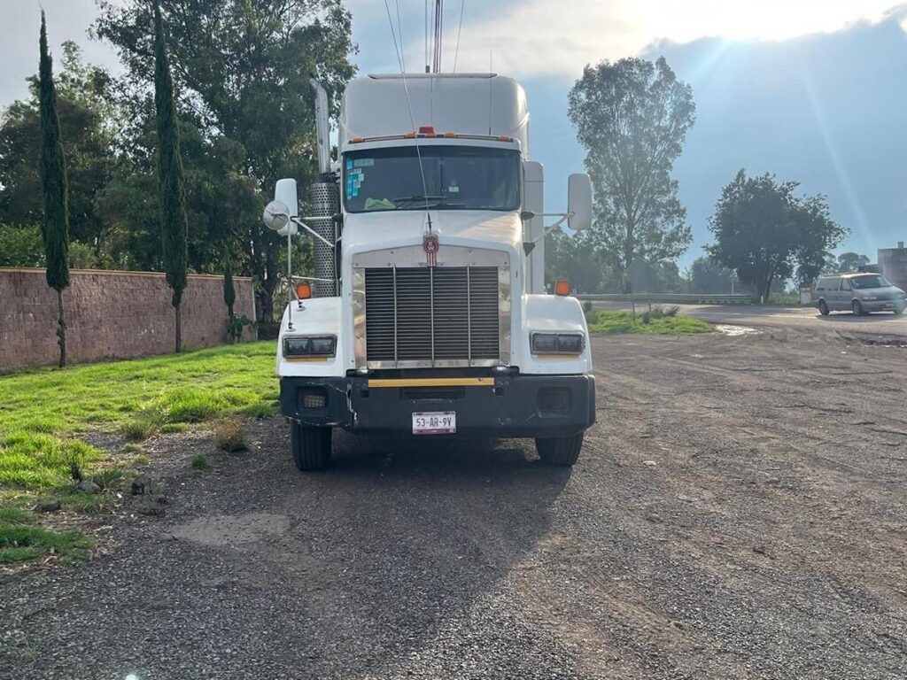 camión abandonado y un vehículo de custodio en la Pátzcuaro-Morelia-2