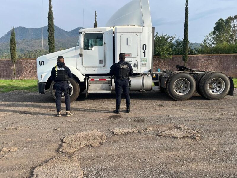 camión abandonado y un vehículo de custodio en la Pátzcuaro-Morelia