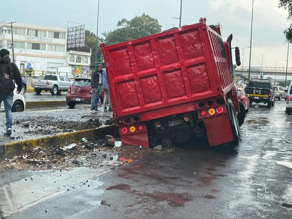 Camión cae a socavón en Morelia