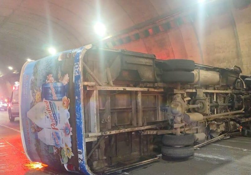 Camión de transporte público protagoniza accidente en Morelia