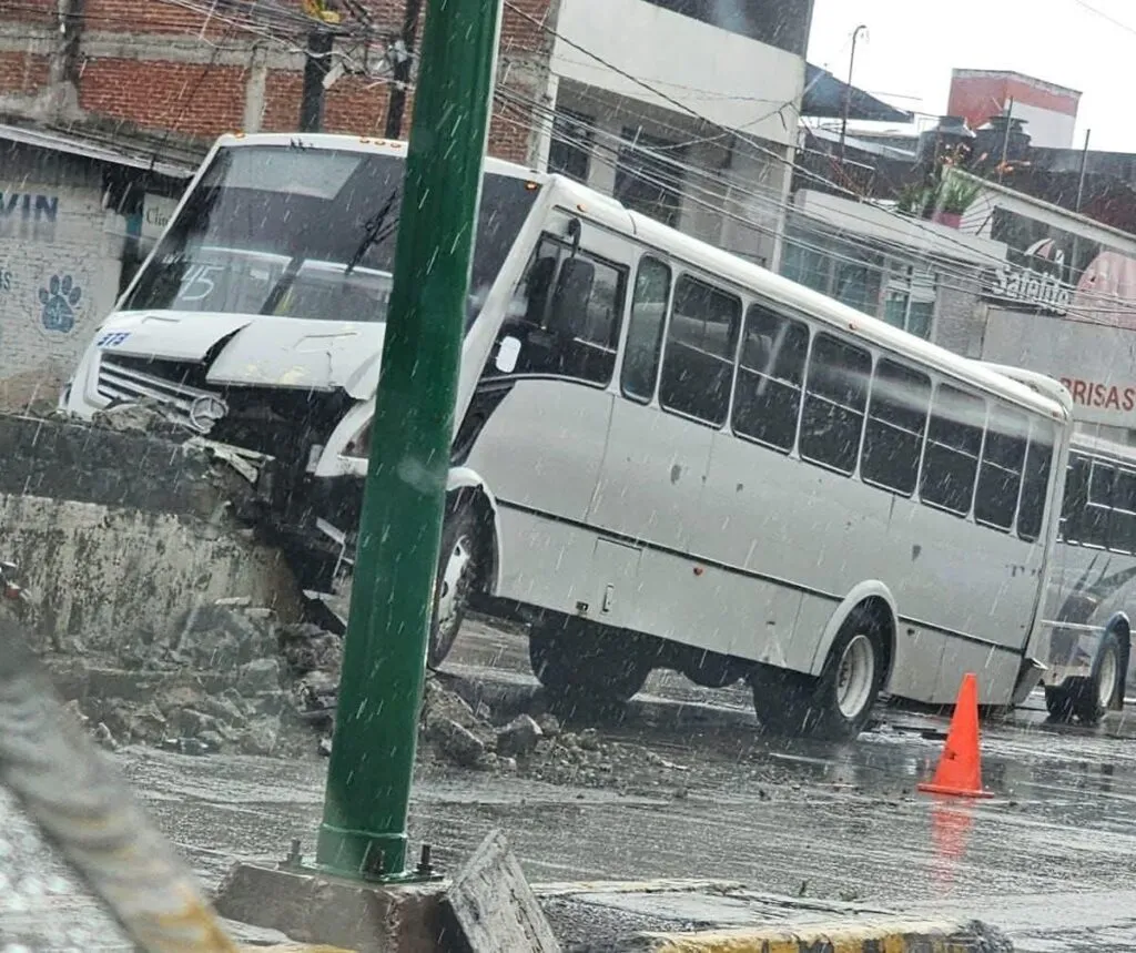 Chocan camiones del servicio público en Uruapan; 10 pasajeros heridos-1