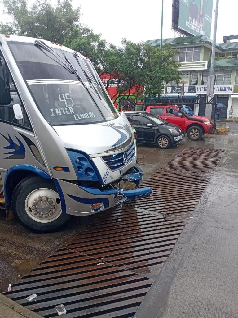 Chocan camiones del servicio público en Uruapan; 10 pasajeros heridos-2