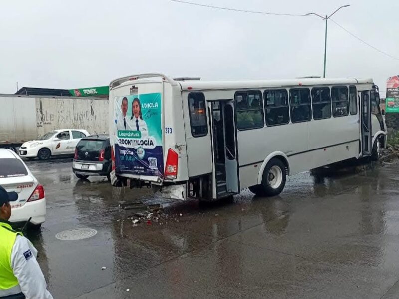 Chocan camiones del servicio público en Uruapan; 10 pasajeros heridos
