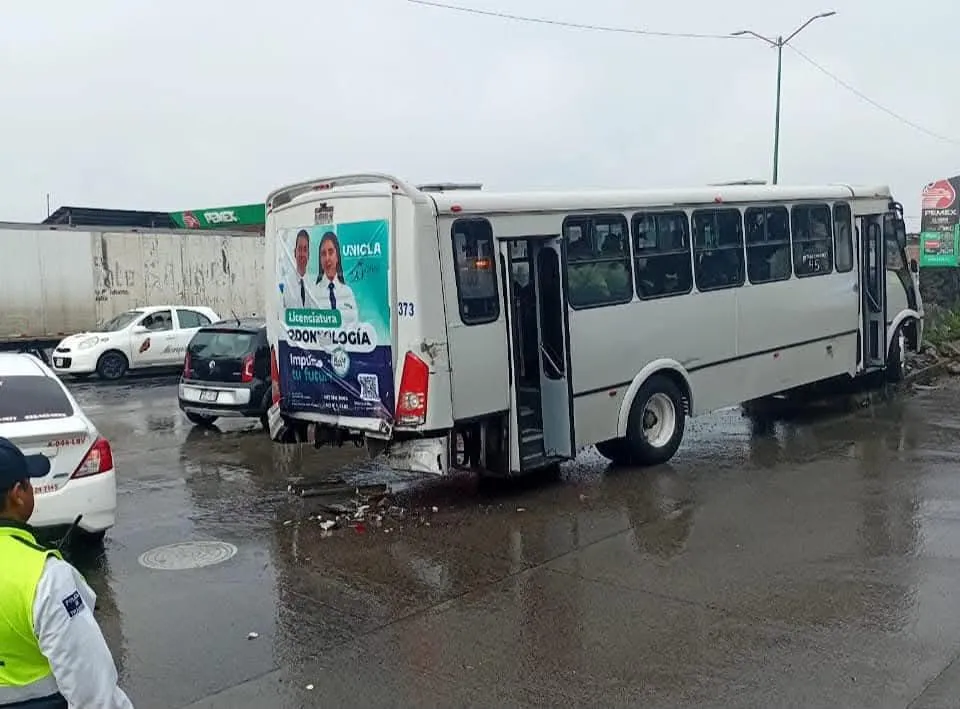 Chocan camiones del servicio público en Uruapan; 10 pasajeros heridos