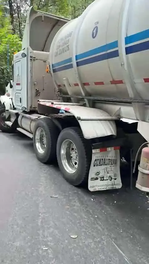 Choque entre camión de pasajeros y tráiler resulta en 5 lesionados 1