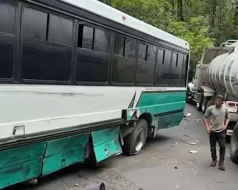 Choque entre camión de pasajeros y tráiler resulta en 5 lesionados