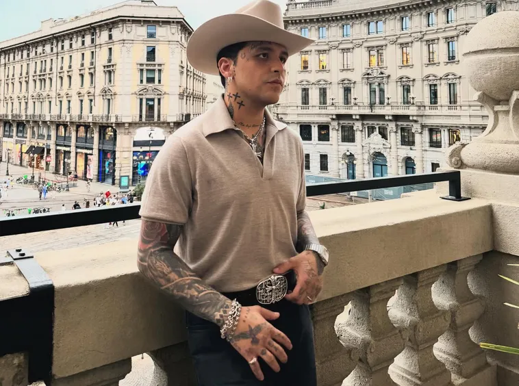 Christian Nodal se reinventa! incursiona en la moda