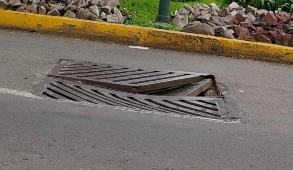 Coladera abierta en la avenida Camelinas