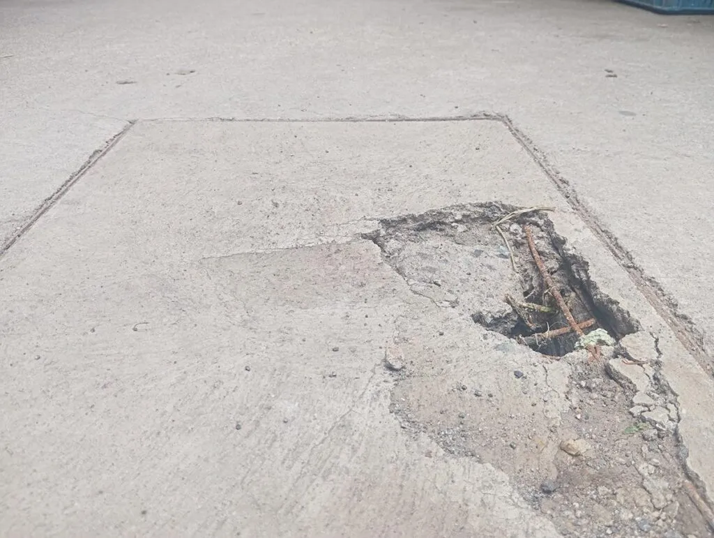 Colapsan drenajes recién rehabilitados en camellones del auditorio de Morelia