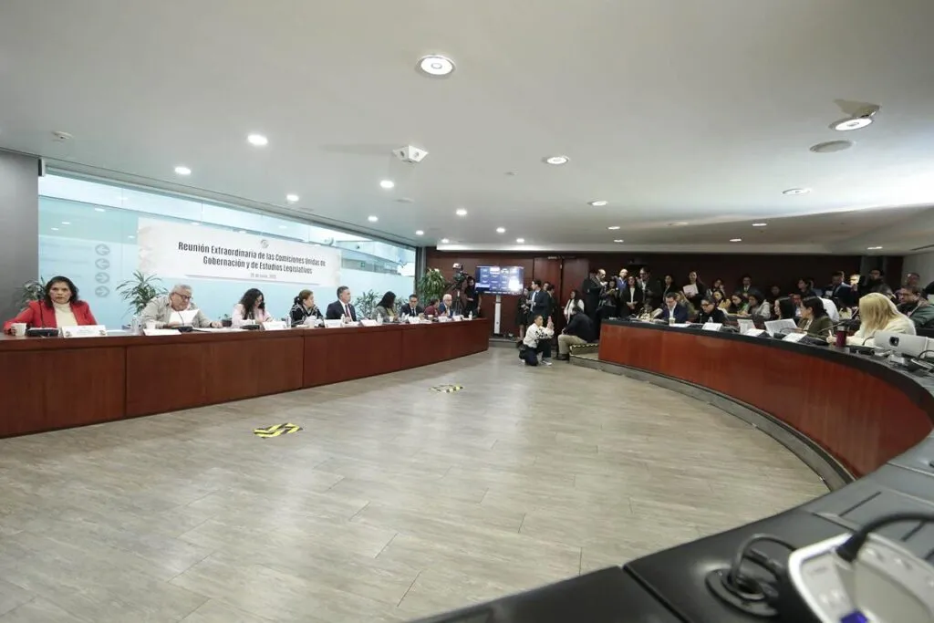 Comisiones del Senado aprueban creación de CURP biométrica, pese a críticas de la oposición